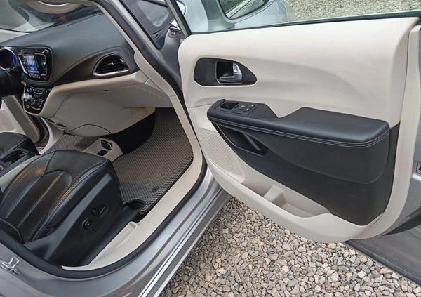 Chrysler Pacifica cena 99999 przebieg: 79900, rok produkcji 2017 z Krzeszowice małe 352